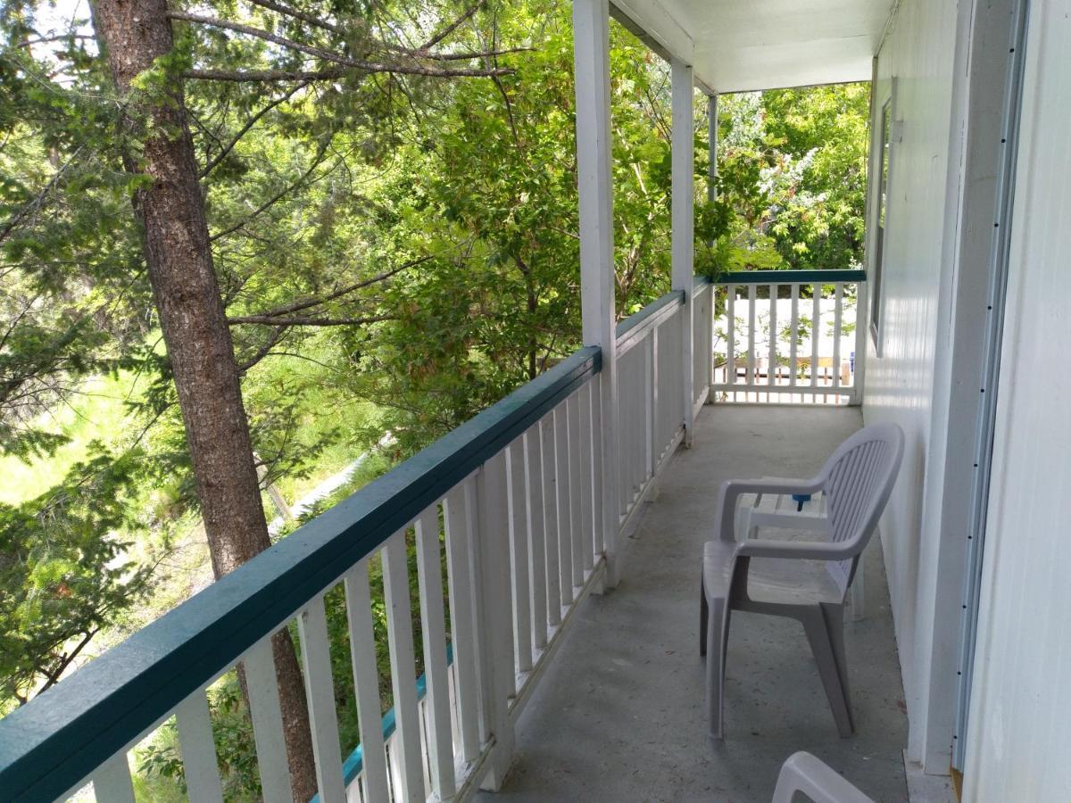 Appletree Inn Radium Hot Springs Esterno foto