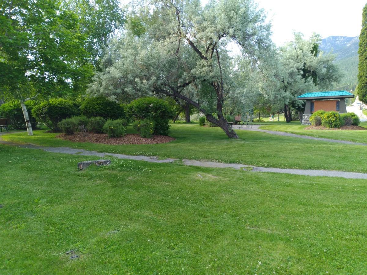 Appletree Inn Radium Hot Springs Esterno foto