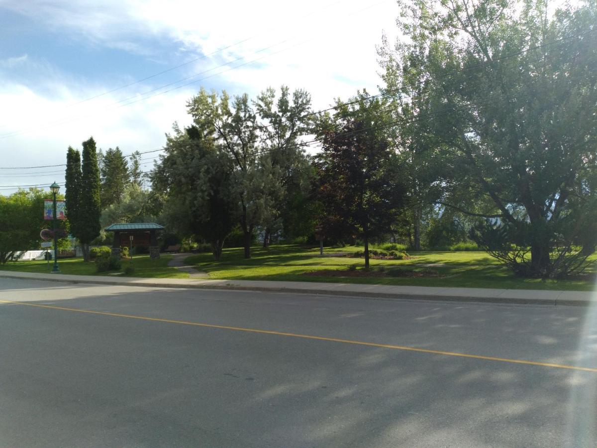 Appletree Inn Radium Hot Springs Esterno foto
