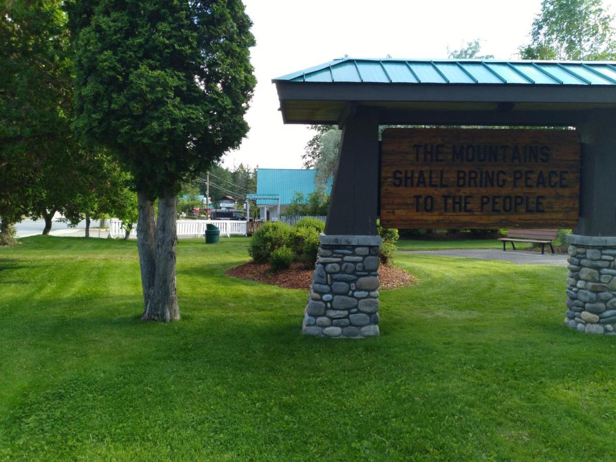Appletree Inn Radium Hot Springs Esterno foto