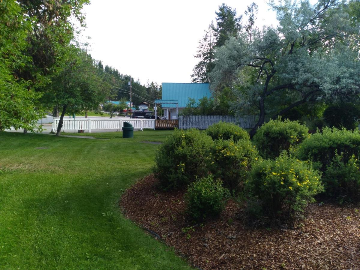 Appletree Inn Radium Hot Springs Esterno foto