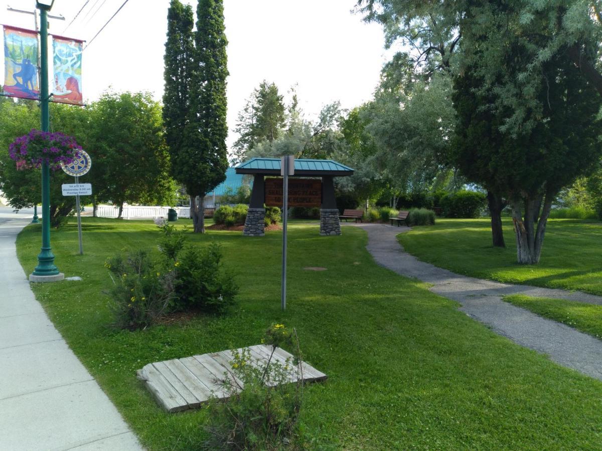 Appletree Inn Radium Hot Springs Esterno foto
