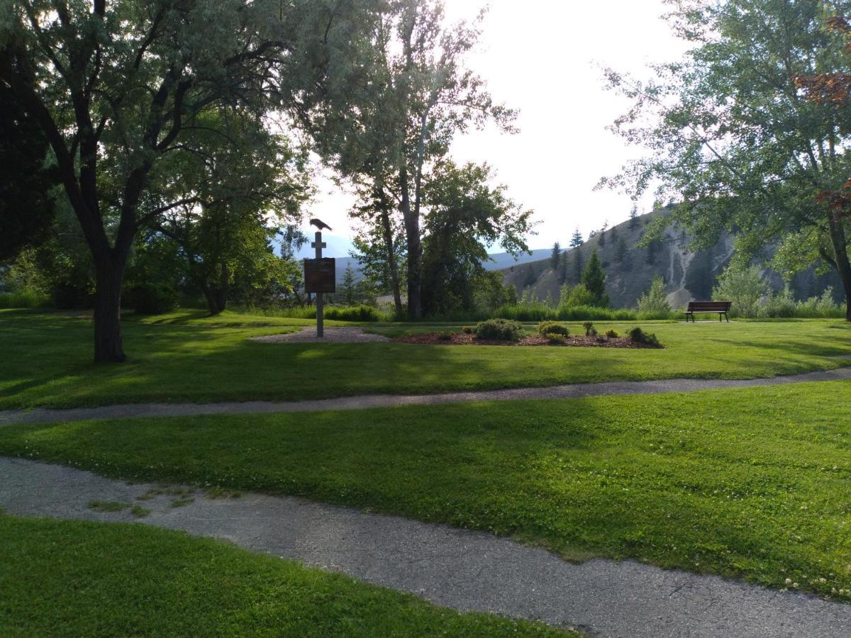 Appletree Inn Radium Hot Springs Esterno foto