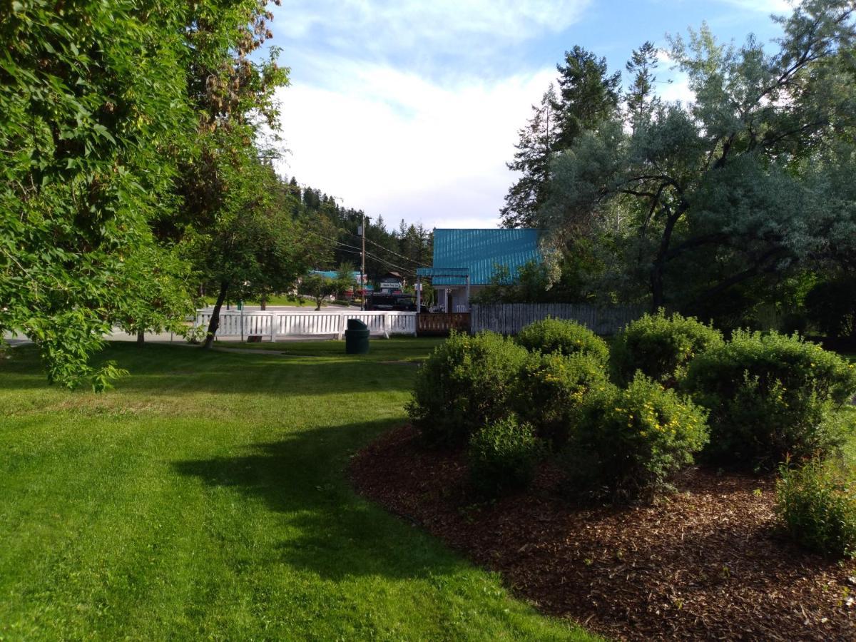 Appletree Inn Radium Hot Springs Esterno foto