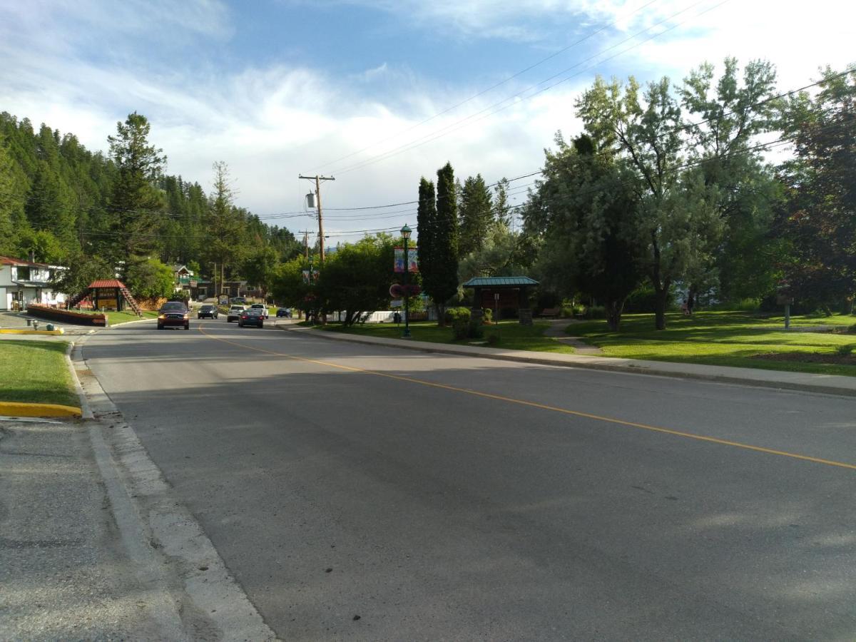 Appletree Inn Radium Hot Springs Esterno foto
