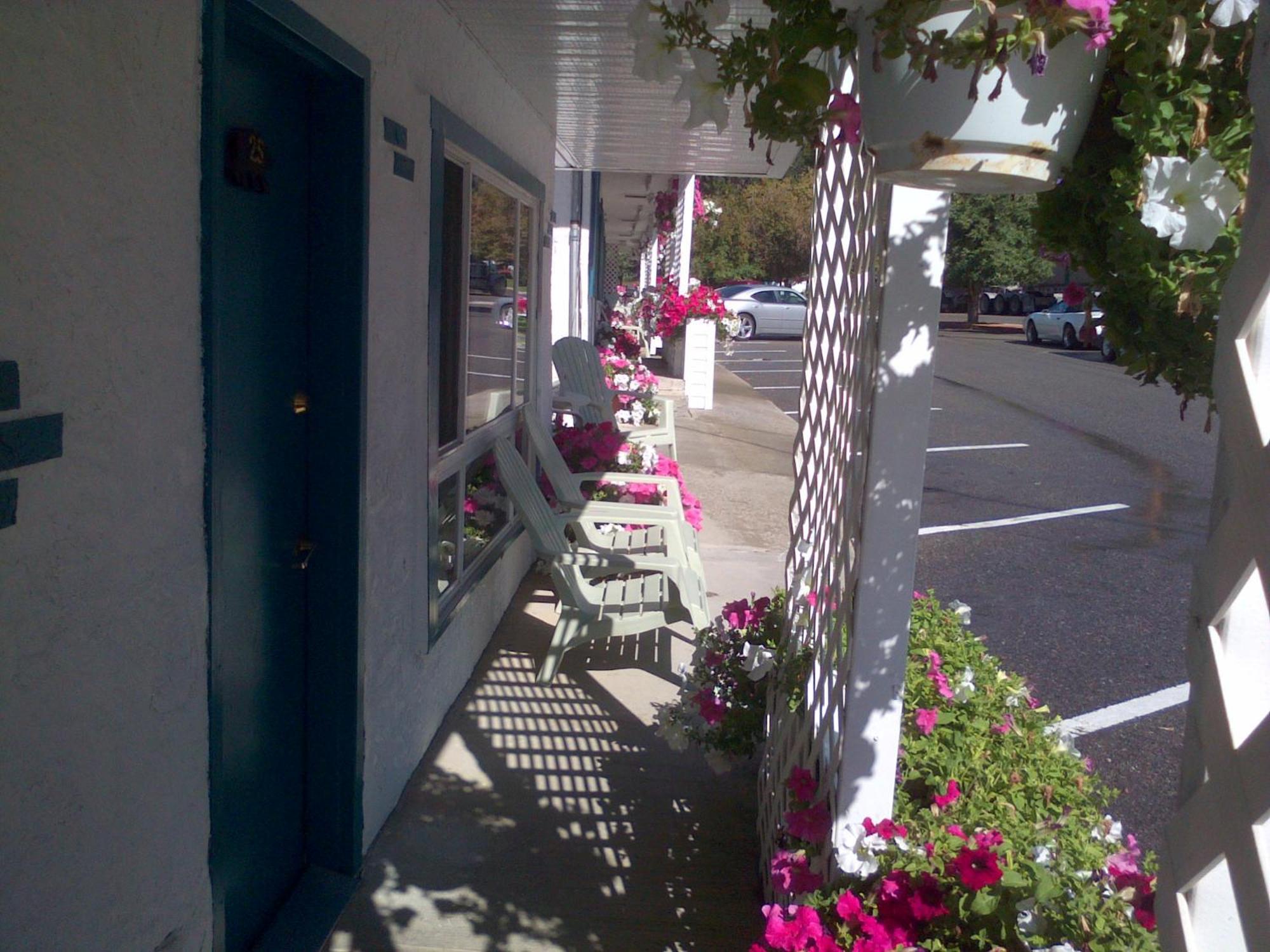Appletree Inn Radium Hot Springs Esterno foto