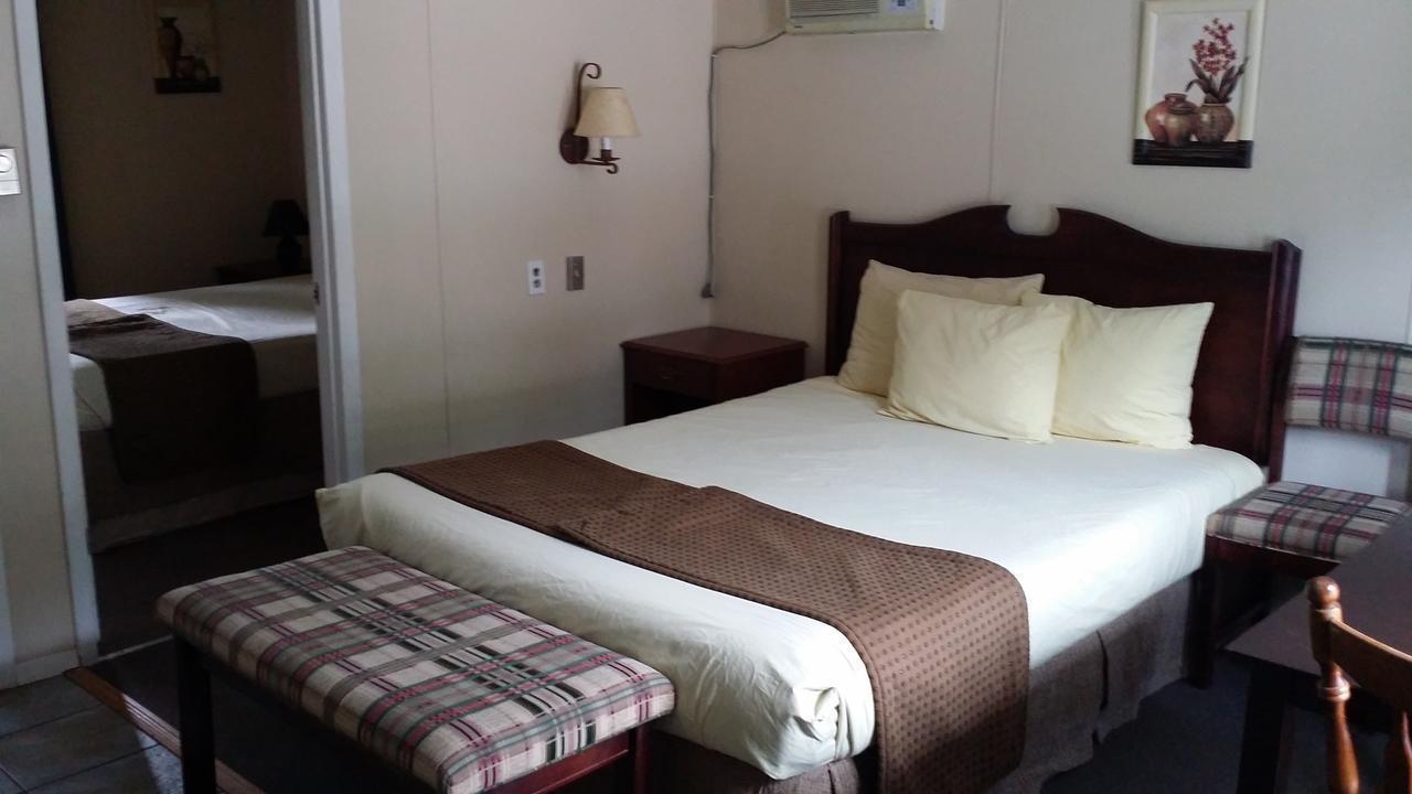 Appletree Inn Radium Hot Springs Esterno foto