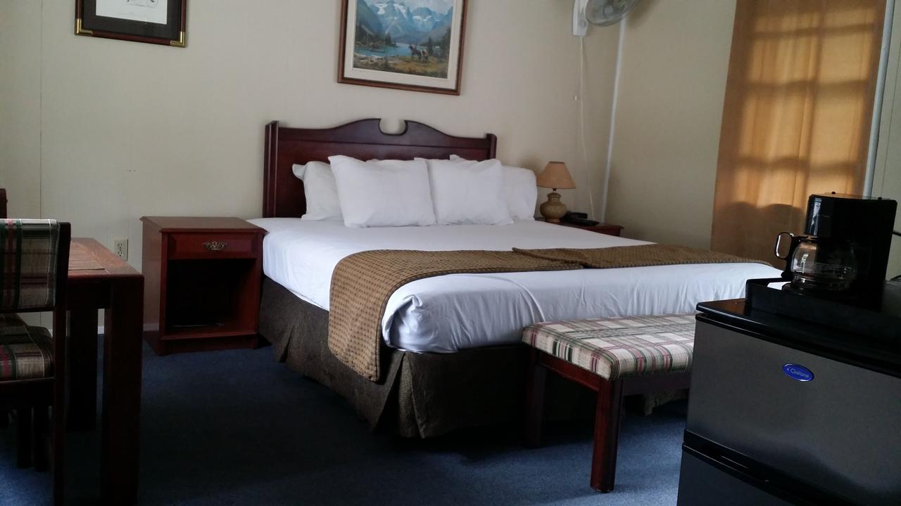 Appletree Inn Radium Hot Springs Esterno foto