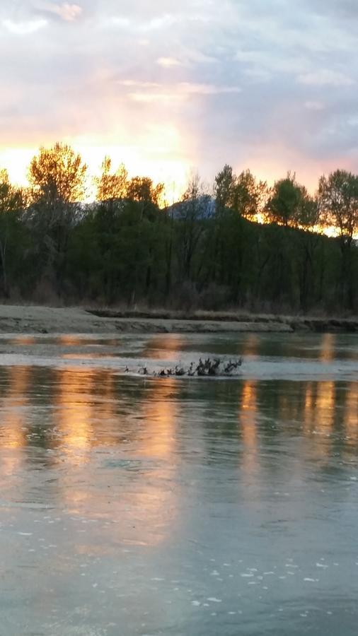 Appletree Inn Radium Hot Springs Esterno foto